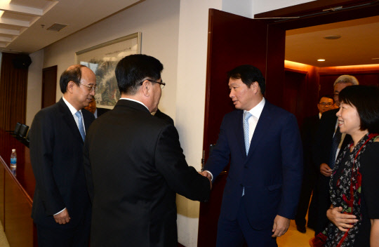 지난 8일 중국 베이징에서 최태원 SK그룹 회장(왼쪽 세번째)이 왕위푸 시노펙 동사장(두번째) 등 경영진을 만나 악수를 나누며 인사하고 있다.   SK이노베이션 제공